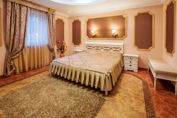 Modern yatak odasında dekorasyon ve mobilya