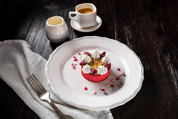 Karamell-Käsekuchen mit Sahne und Blumen auf dem hölzernen Hintergrund — Stockfoto