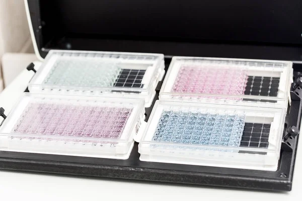 Kimyasal örnek şişe. Santrifüj. Bir test tüpüne şişe analiz için ayarlar.