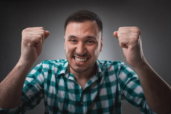 Retrato de hombre aislado sobre fondo gris. Hombre mostrando diferentes emociones . —  Fotos de Stock