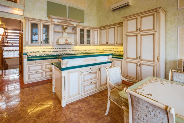 Diseño interior de una cocina moderna de lujo con el mostrador y algunas sillas detrás . —  Fotos de Stock