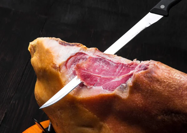 Jamon. Jamon serrano. Geleneksel İspanyolca jambon siyah yakın çekim.