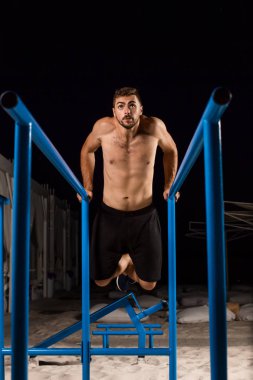 Güçlü genç atlet spor alanında çalışmaktadır.