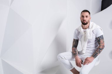 Yakışıklı erkek model beyaz giysiler giymek