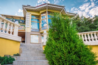 Doğa ile çevrili dış modern tarzı villa