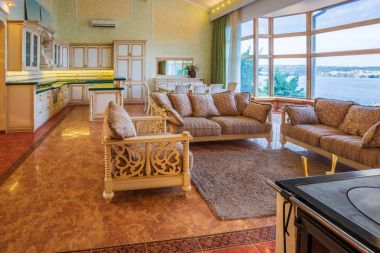 Oturma odasında lüks yeni ev