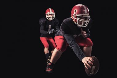 Futbolcu koyu arka plan üzerinde