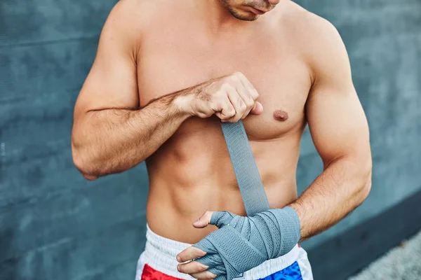 Närbild på fit man klädd bandage på handen — Stockfoto