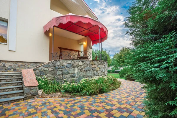 Horizontal view of single-family home with patio — Stock Photo, Image