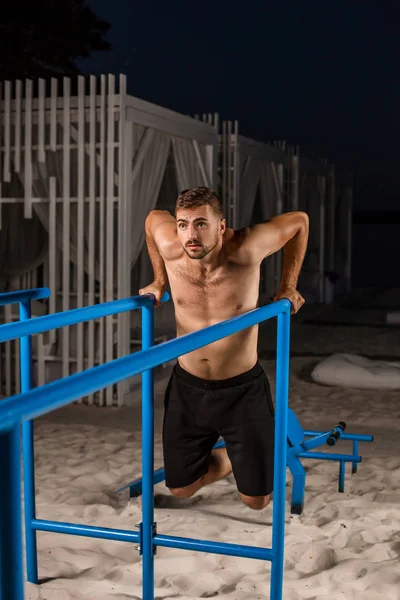 Güçlü genç atlet spor alanında çalışmaktadır.