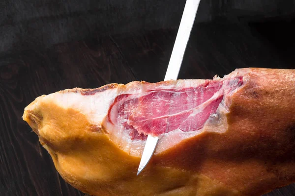 Jamon. Jamon serrano. Tradiční španělská šunka na černém zblízka. — Stock fotografie