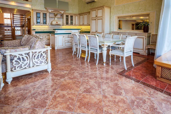 Oturma odasında lüks yeni ev