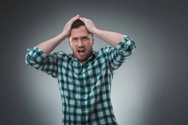 Porträt des Menschen isoliert auf grauem Hintergrund. Mann zeigt andere Emotionen. — Stockfoto