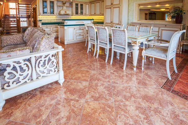 Oturma odasında lüks yeni ev