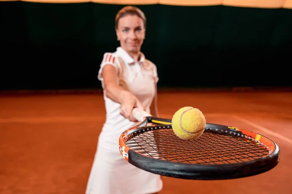 Sportswoman au court de tennis avec raquette . — Photo