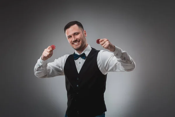 Чоловік тримає червоні покерні фішки. покеру — стокове фото