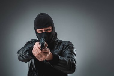 hırsız veya terörist silahıyla ateş siyah maske.