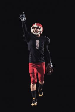 Futbolcu koyu arka plan üzerinde