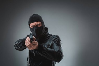 Soyguncu bir silahla vurdu stüdyo