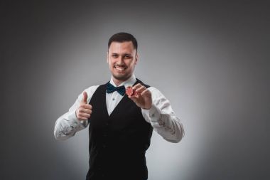 Kırmızı poker fişleri kadar tutan bir adam. Poker