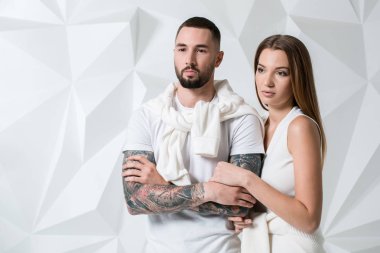 şık çift stüdyoda poz.