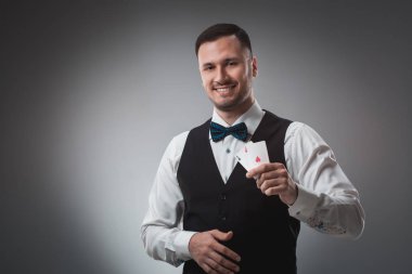 Kameraya bakarak kozlar elinde yakışıklı kendine güvenen adam.