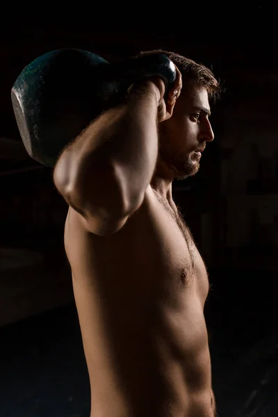 Muscular fisiculturista homem bonito fazendo exercícios no ginásio ao ar livre tronco nu — Fotografia de Stock