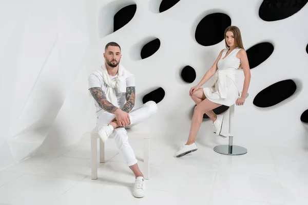 Fotografía de una pareja de moda posando en el estudio . — Foto de Stock