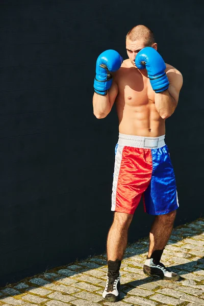 Boxershort und Handschuhe üben auf der Straße — Stockfoto