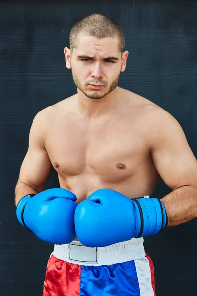 Boxershort und Handschuhe üben auf der Straße — Stockfoto