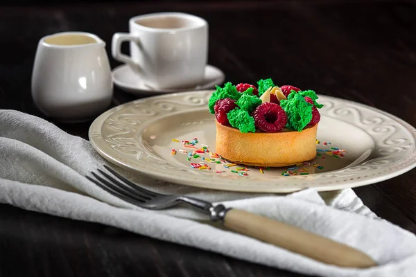 Γευστικό cupcake με μούρα στο τραπέζι σε κοντινό πλάνο — Φωτογραφία Αρχείου