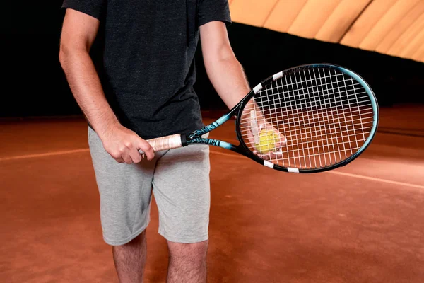 Homme en t-shirt avec raquette sur court de tennis — Photo