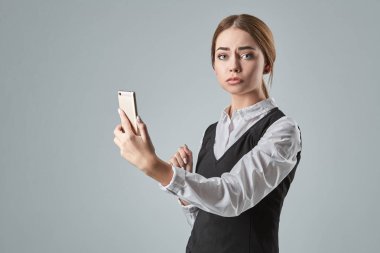 Genç ve güzel bir iş kadını istimal hareket eden telefon kapalı