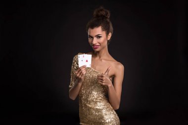 Casino poker ve kazanmak iki as oldukça Afrikalı kız gösterir