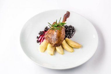 Elma ve Frenk üzümü soslu beyaz tabak yakından görmek yukarıda tarih ile fırında ördek bacak.