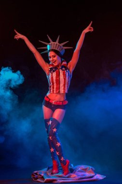 Sahne Alanı'nda doğal elbiseli kadın