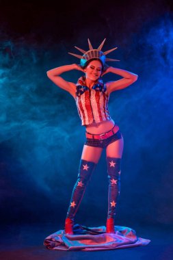 Genç kadın striptiz dansçısı poz, sahne kostüm