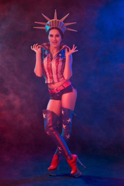 Genç kadın striptiz dansçısı poz, sahne kostüm