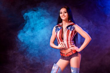 seksi kadın erotik fetiş dans striptiz kulübünde giymek. Gösteri elbiseli çıplak seksi kadın.