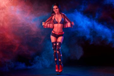 seksi kadın erotik fetiş dans striptiz kulübünde giymek. Gösteri elbiseli çıplak seksi kadın.