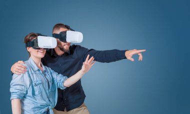 Genç çift Vr kulaklık gözlükle heyecanlı