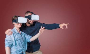 Genç çift Vr kulaklık gözlükle heyecanlı