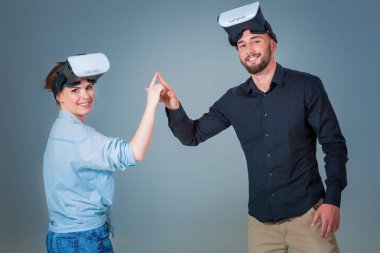 Genç adam ve kadın Vr gözlük ile eğlenmek heyecan