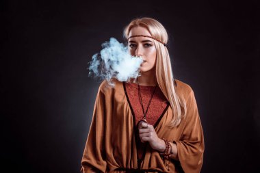 Duman üfleme Boho tarzı genç kadın