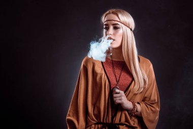 Duman üfleme Boho tarzı genç kadın