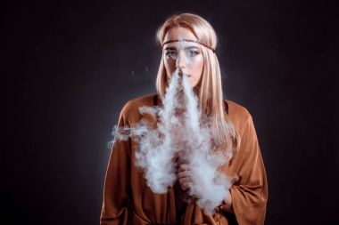 Duman üfleme Boho tarzı genç kadın