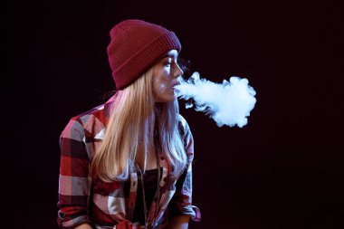 genç kadın sigara elektronik sigara