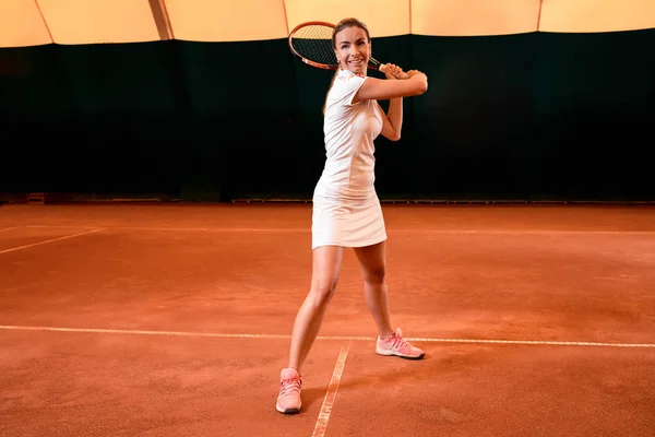 Sportswoman au court de tennis avec raquette . — Photo