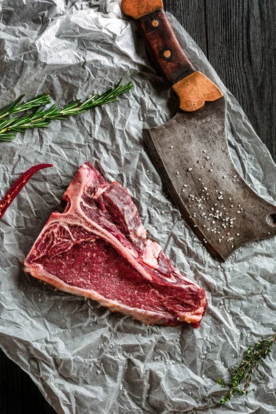 RAW suche wieku steki t-bone dla grill z świeżych ziół i tasak — Zdjęcie stockowe