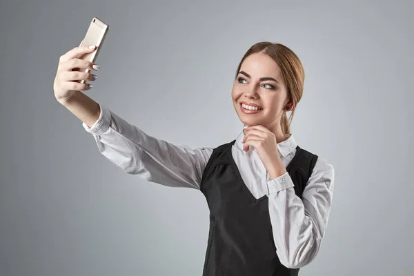 Retrato de jovem mulher de negócios caucasiana de terno fazendo selfie no telefone . — Fotografia de Stock